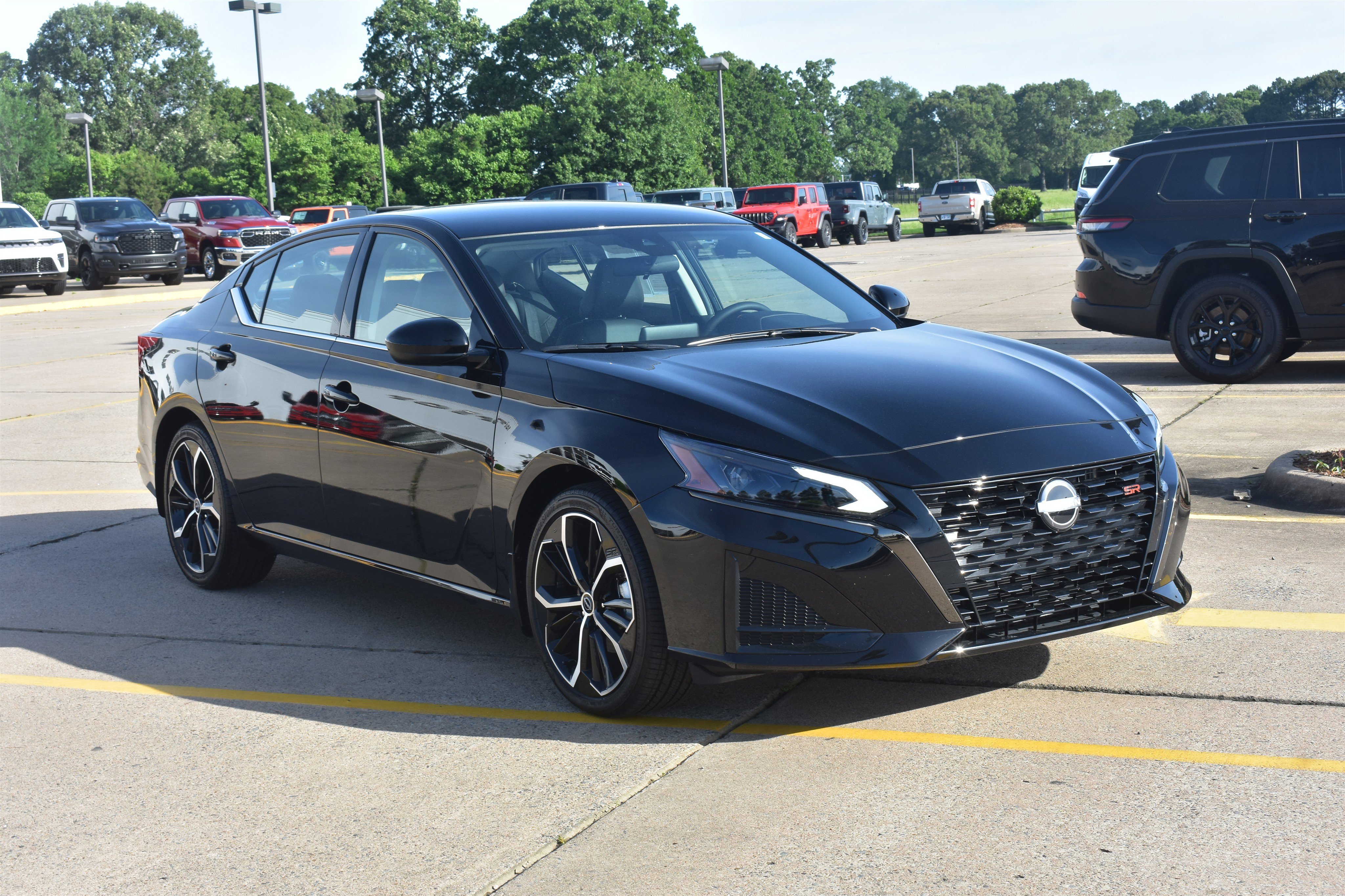 Used 2025 Super Black Nissan SR image 3