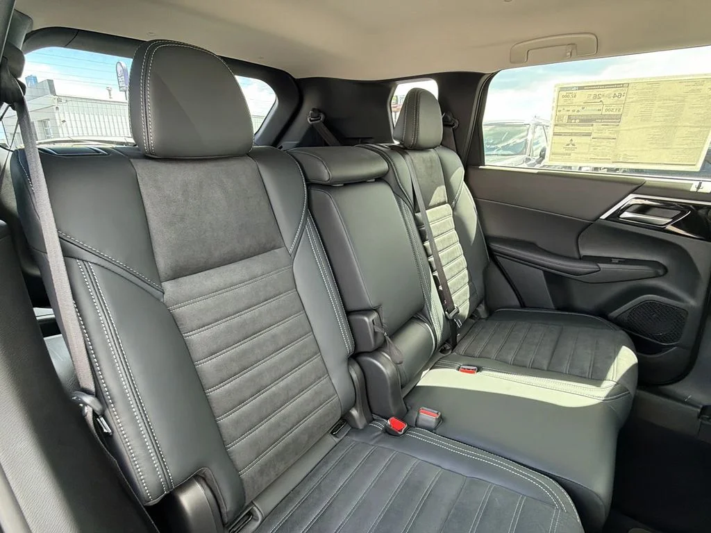 New 2025 Graphite Gray Mitsubishi SE image 23