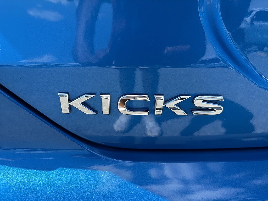 Used 2025 Electric Blue Metallic Nissan  image 12