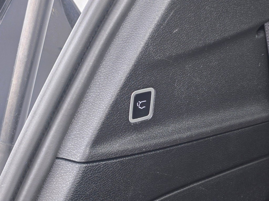 Used 2025 White Chrysler Select image 13
