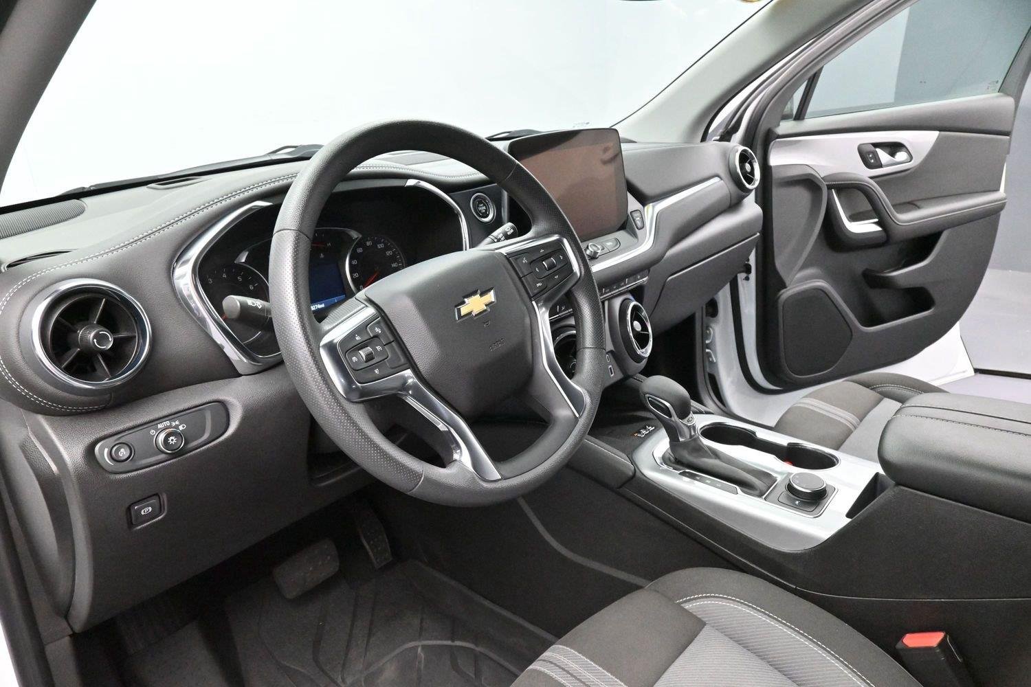 Used 2023 SUMMIT WHITE Chevrolet LT image 17