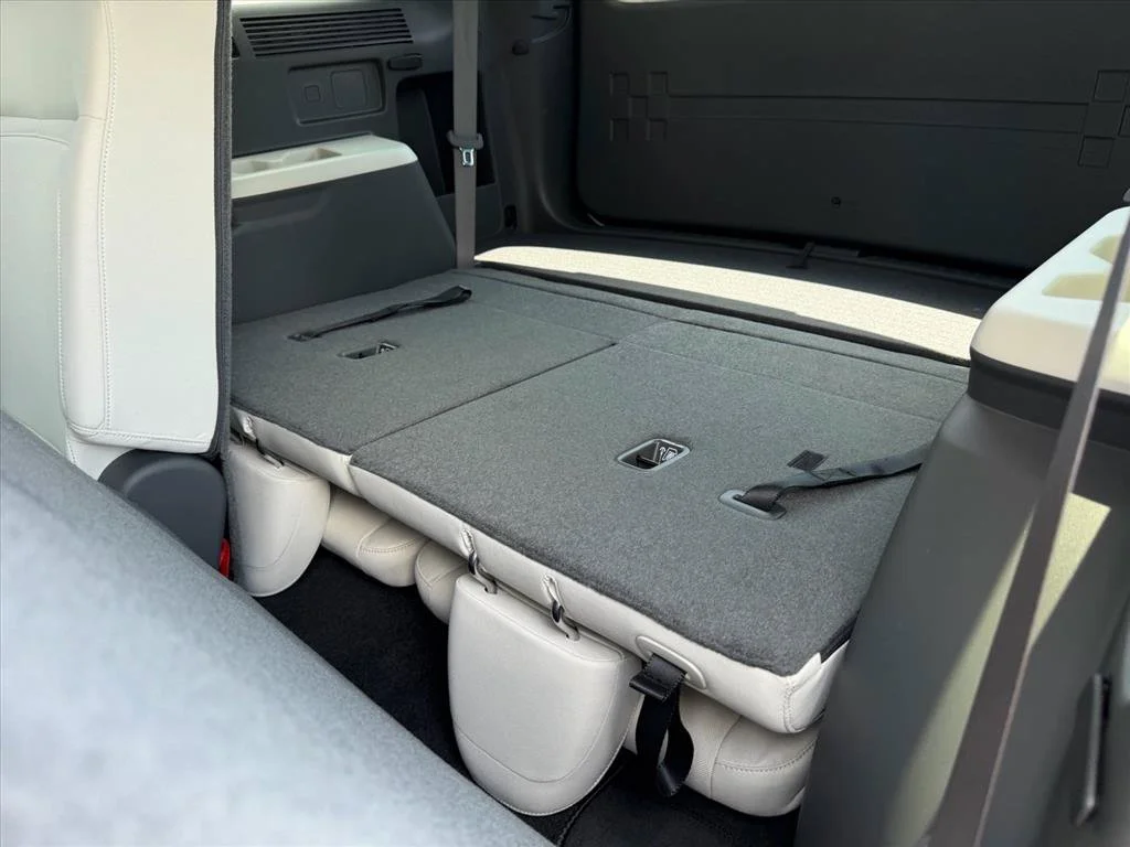 Used 2027 White Hyundai SE image 12