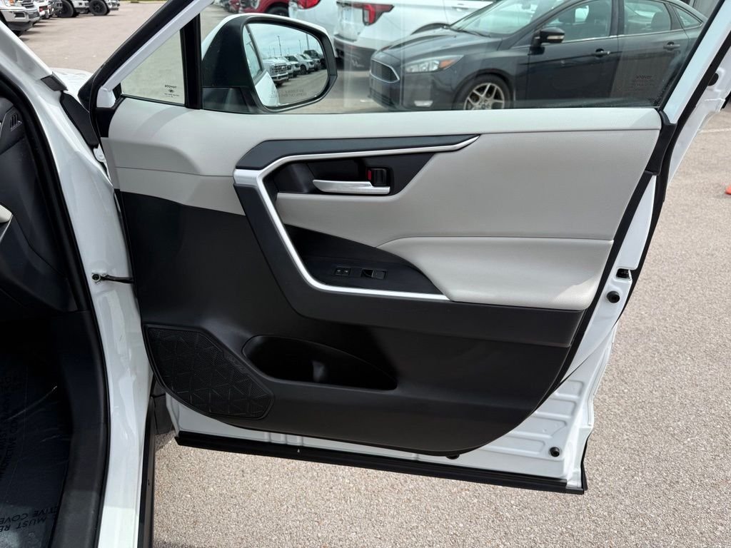 Used 2025 Ice Toyota XLE image 17