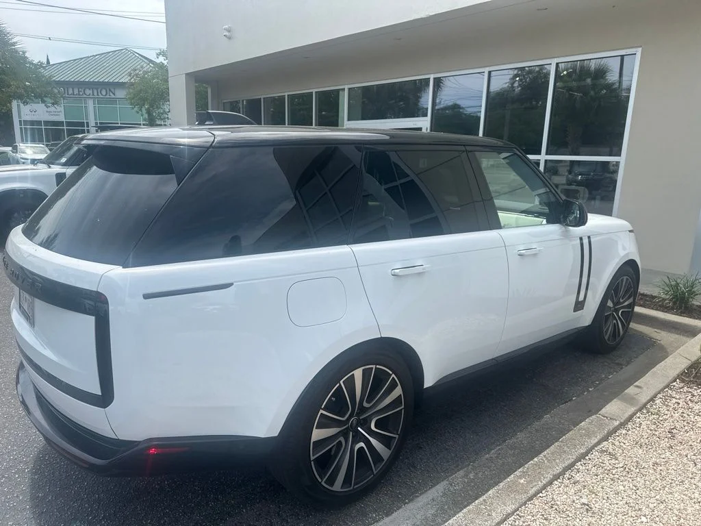 Used 2024 White Land Rover SE image 3