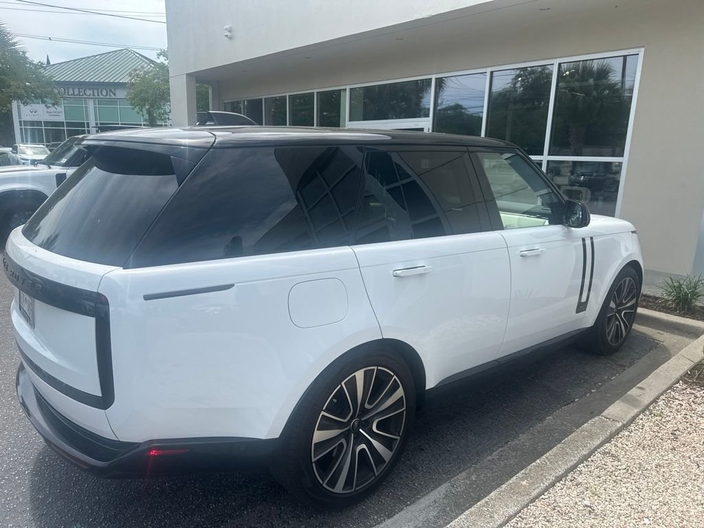 Used 2024 White Land Rover SE image 3