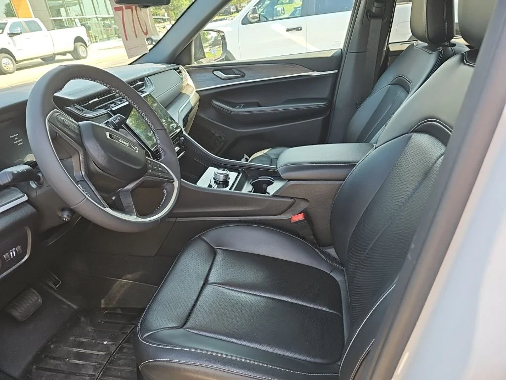 Used 2025 White Jeep Limited image 5