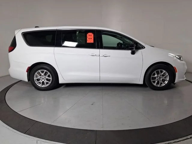 Used 2024 White Chrysler Touring L image 3