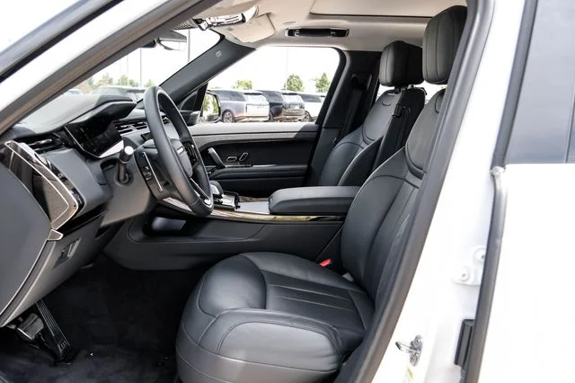 Used 2024  Land Rover Dynamic SE image 4