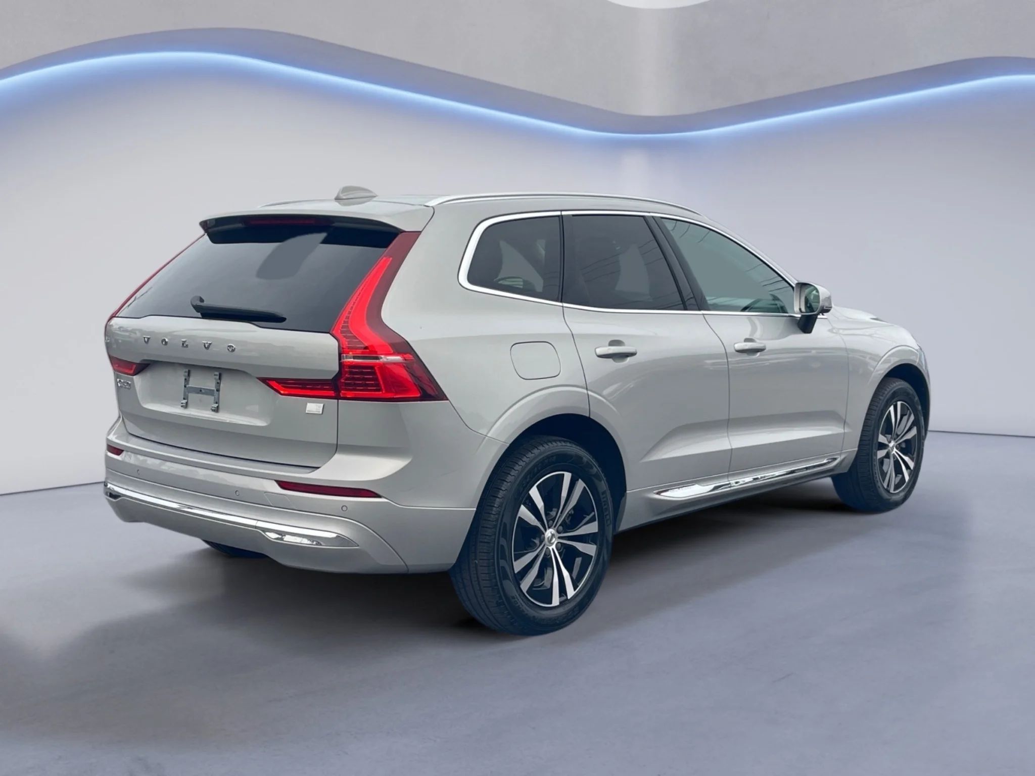 Used 2023 Thunder Grey Metallic Volvo Core Bright Theme image 3
