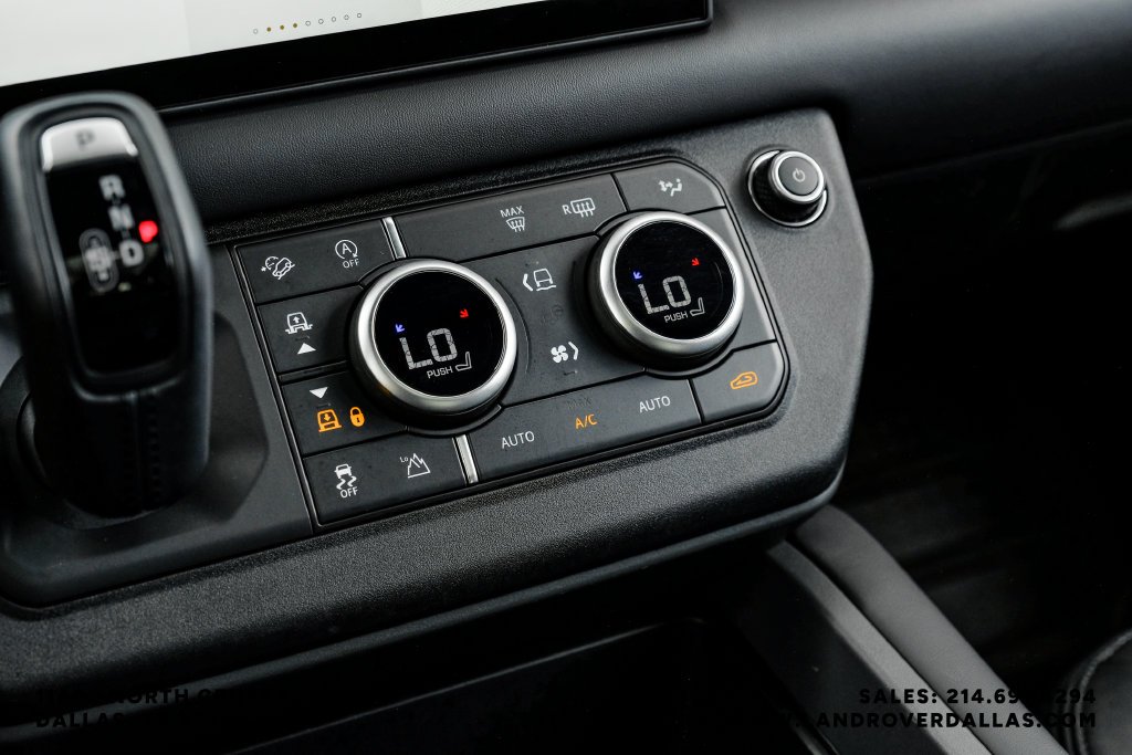 Used 2025 Black Land Rover X-Dynamic SE image 31