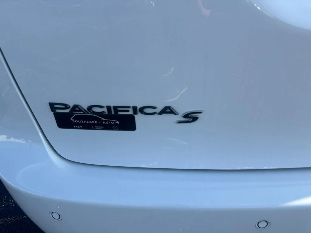 Used 2025 White Chrysler Limited image 37