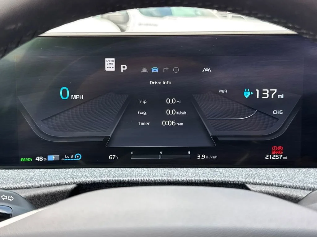 Used 2023 White Kia Wind image 32