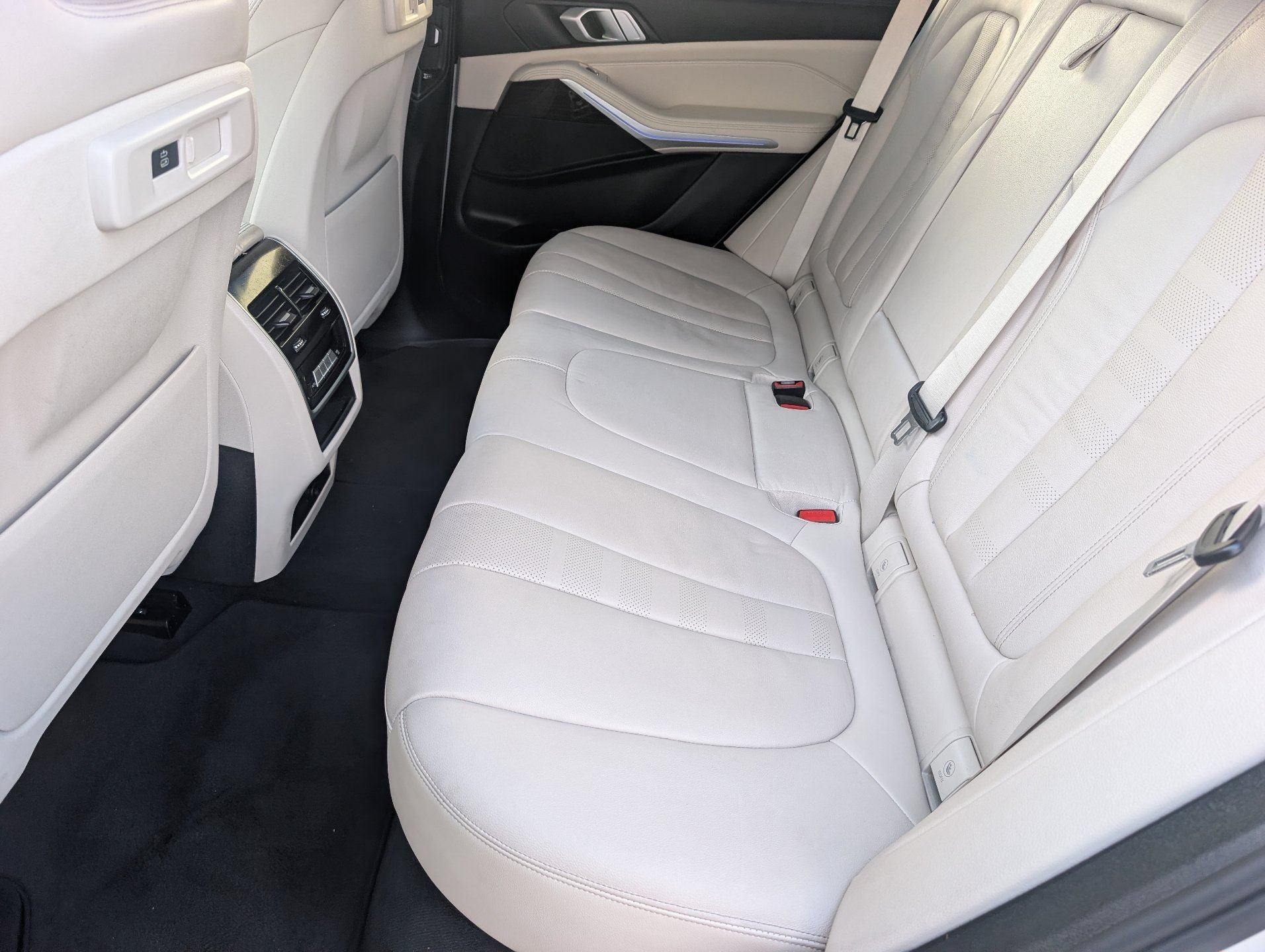 Used 2020 White BMW sDrive40i image 16