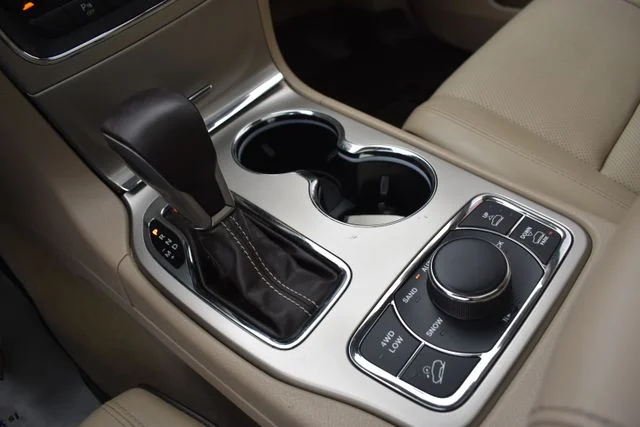 Used 2016 White Jeep Overland image 38