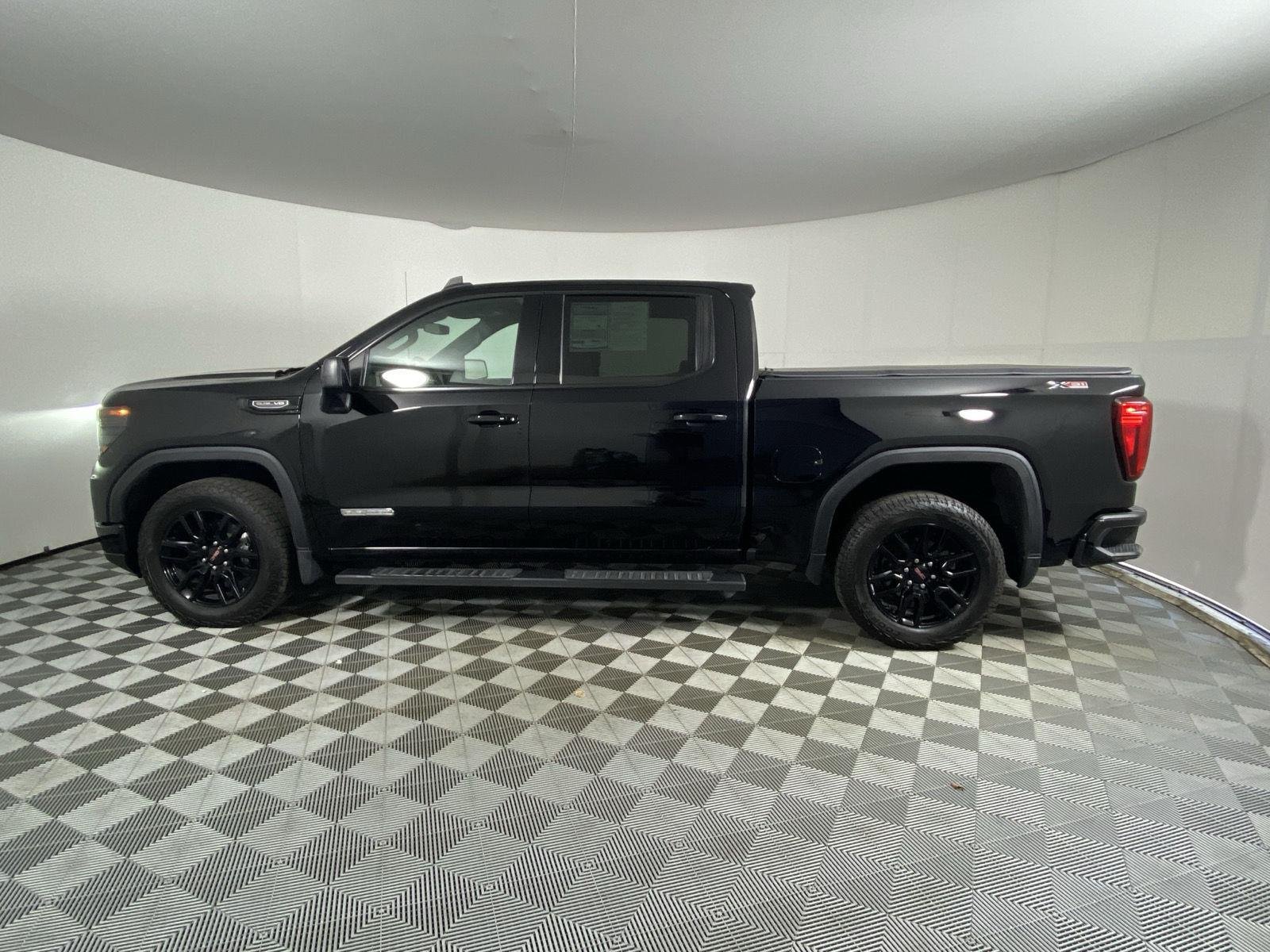 Used 2023 Onyx Black GMC Elevation image 4