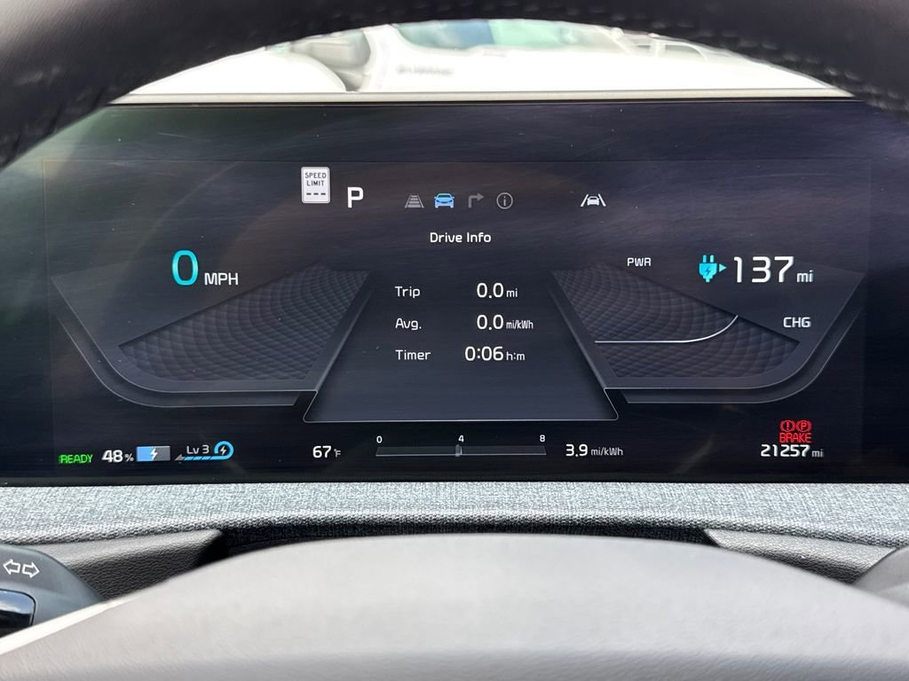 Used 2023 White Kia Wind image 32