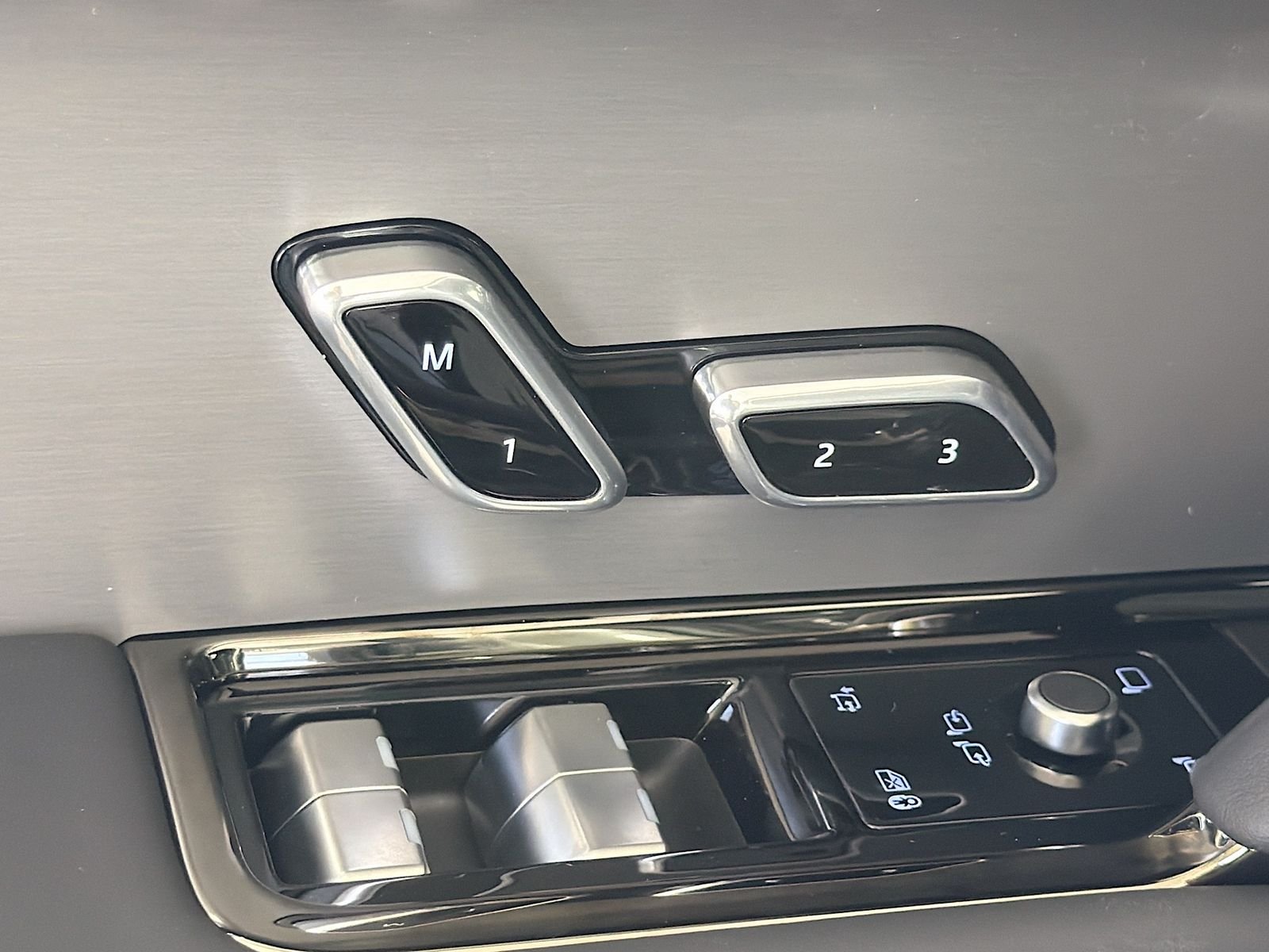 New 2026 Borasco Grey Land Rover SE image 24