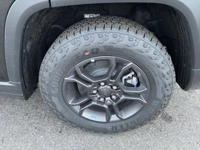 New 2024 Diamond Black Crystal Pearl-Coat Exterior Paint Jeep Trailhawk image 23