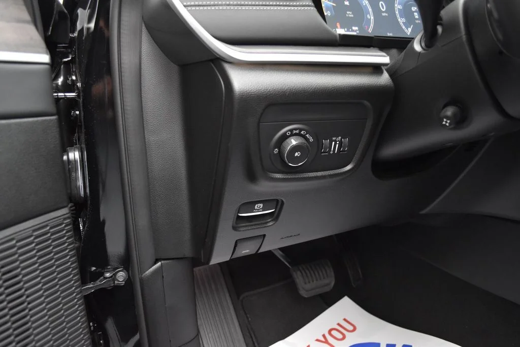 New 2026 Diamond Black Crystal Pearlcoat Jeep Limited image 13