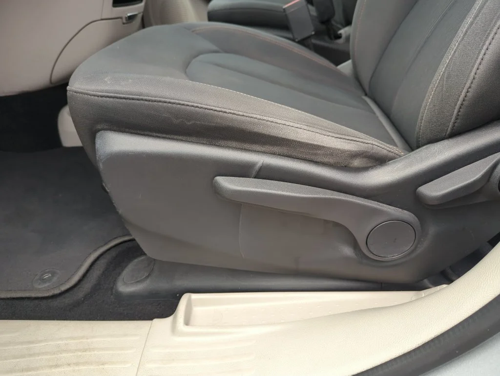 Used 2018 Silver Chrysler L image 12
