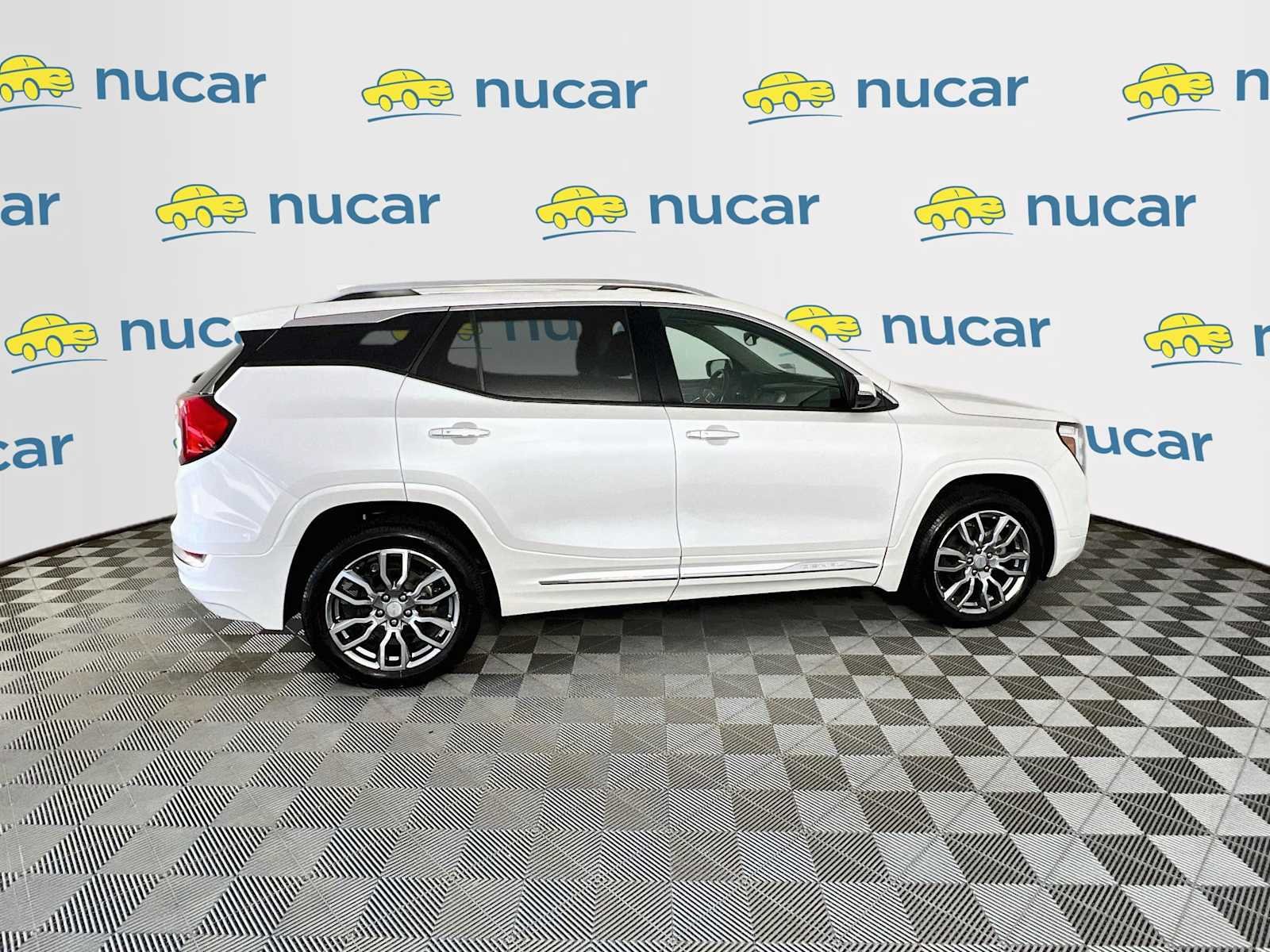 Used 2022 White Frost Tricoat GMC Denali image 8
