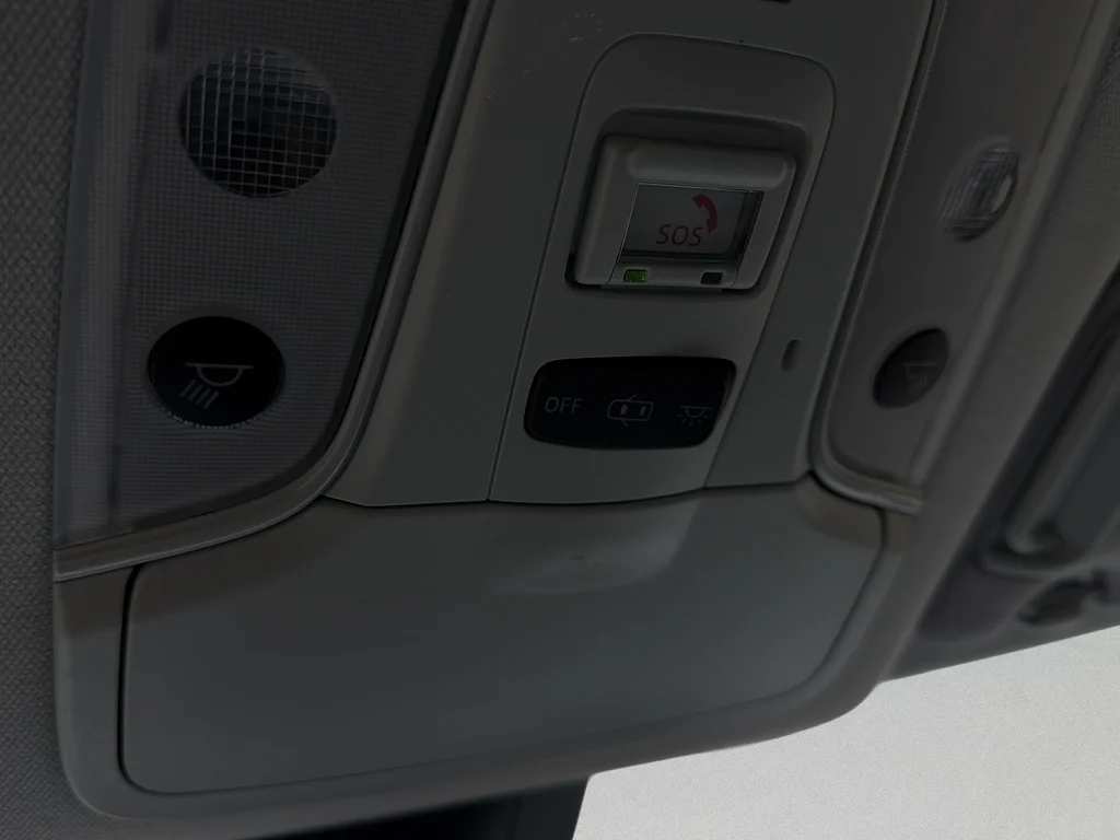 Used 2022 Pearl Toyota LE image 12