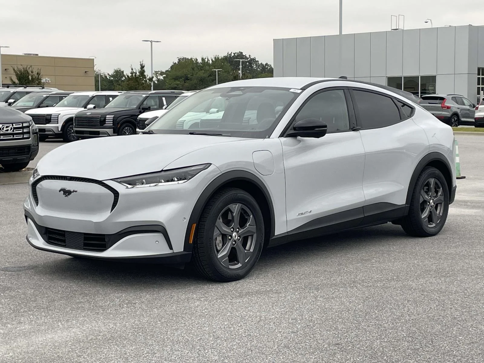 Used 2023 Space White Metallic Ford Select image 25