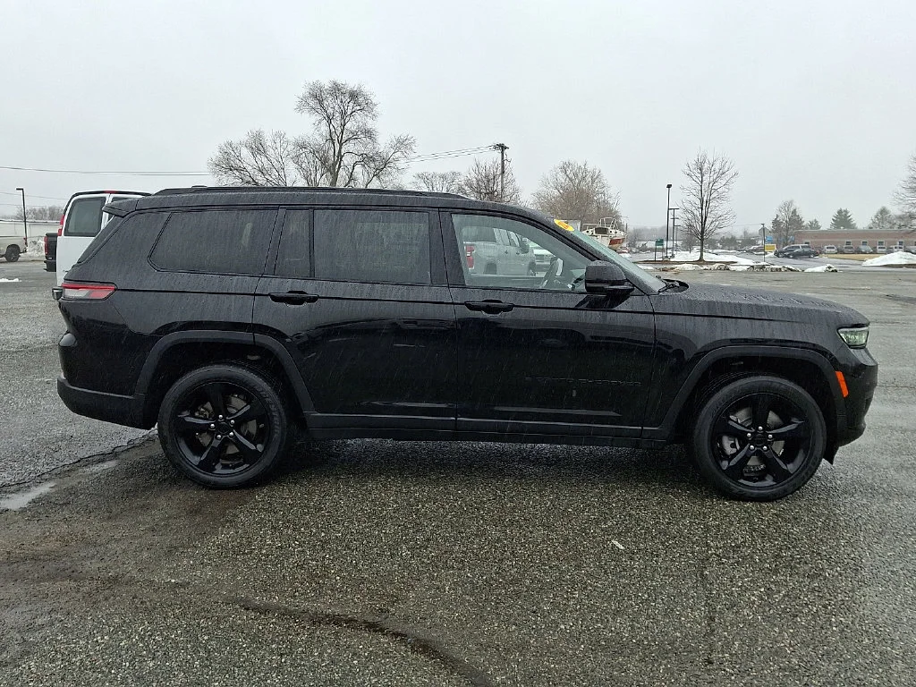 Used 2023 Diamond Black Crystal Pearlcoat Jeep Altitude image 13