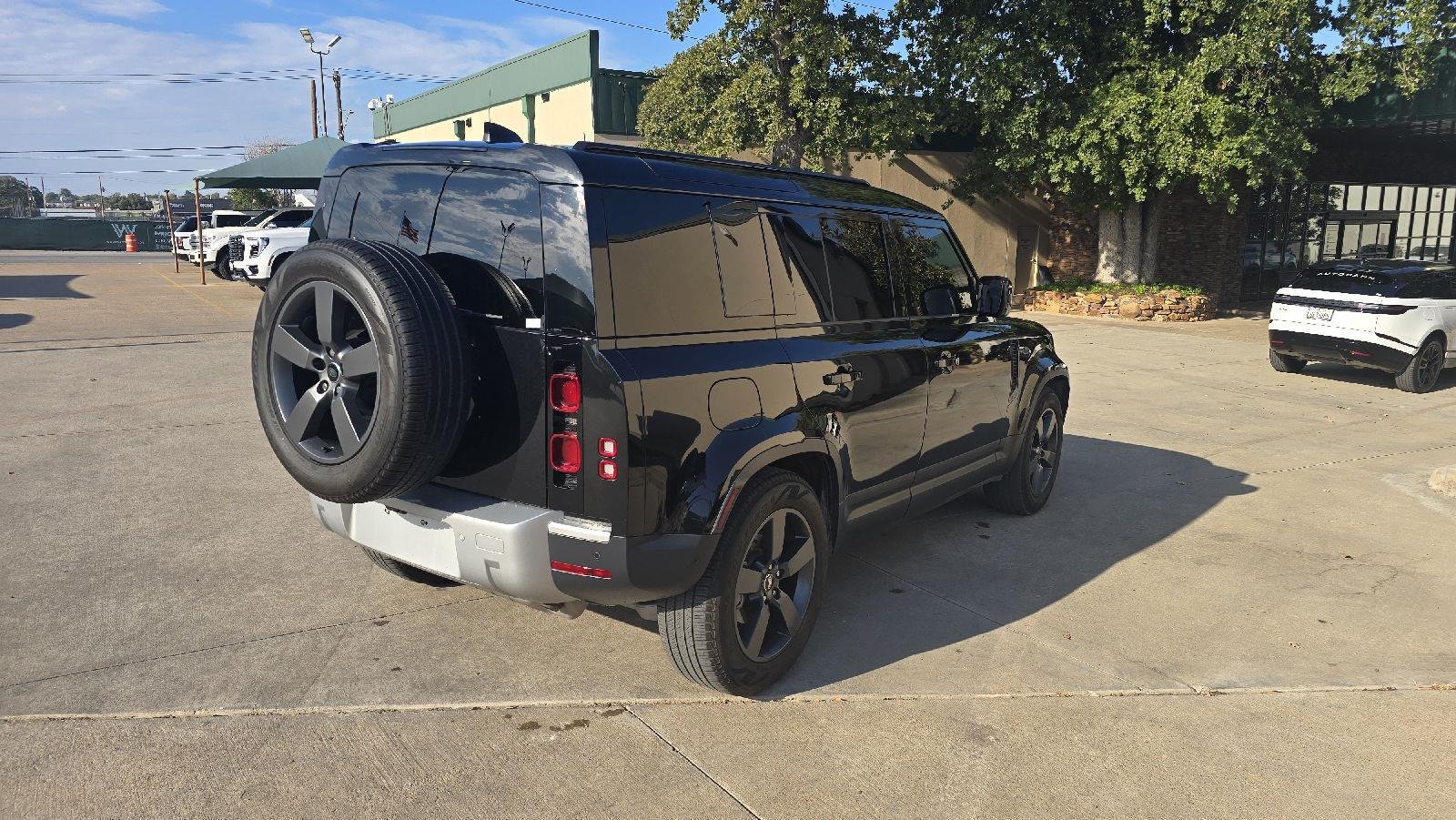 Used 2025 Santorini Black Land Rover S image 4