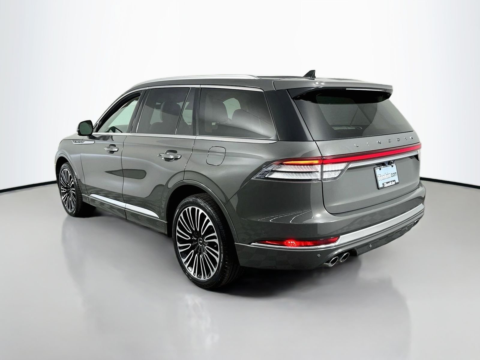 Used 2022 Chroma Caviar Dark Gray Metallic Clearcoat Lincoln Black Label image 4
