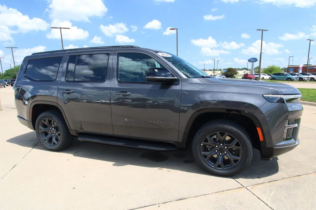 New 2026 Baltic-Gray Metallic Clear-Coat Exterior Paint Jeep Limited Altitude image 3