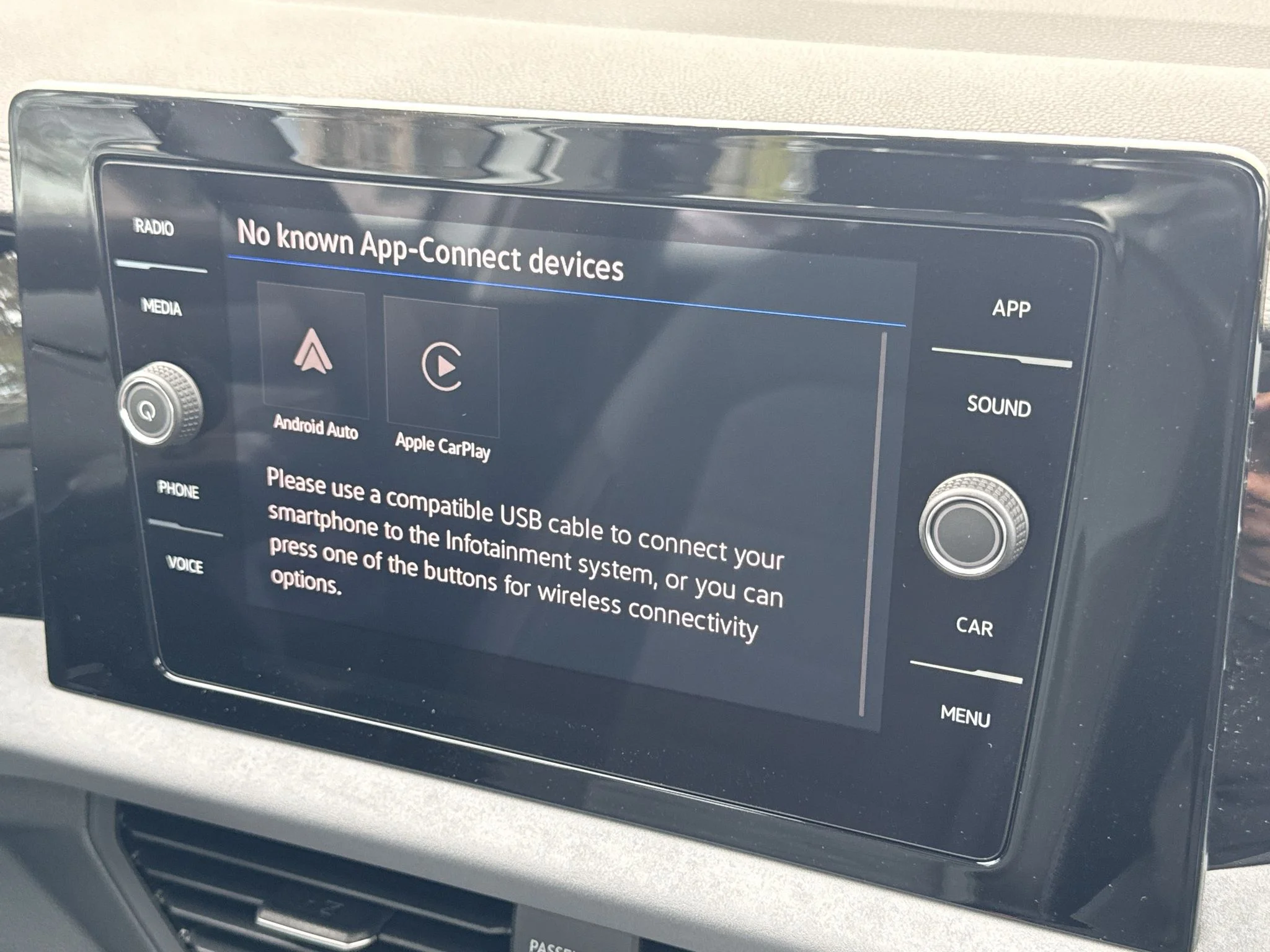 New 2026 Opal White Pearl Volkswagen SE image 26