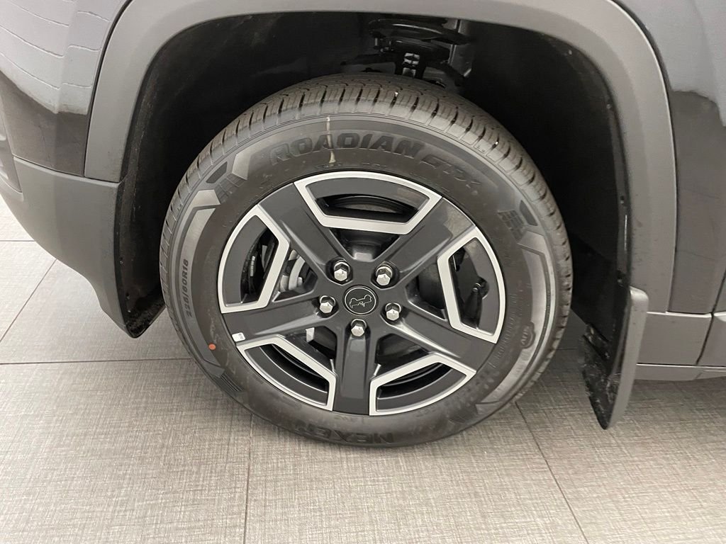New 2026 Diamond Black Crystal Pearl-Coat Exterior Paint Jeep Limited image 10