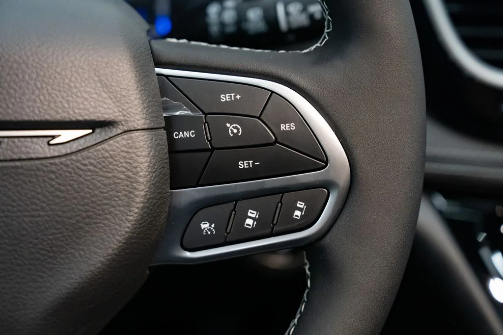 New 2027 Diamond Black Crystal Pearl-Coat Exterior Paint Chrysler Select image 15