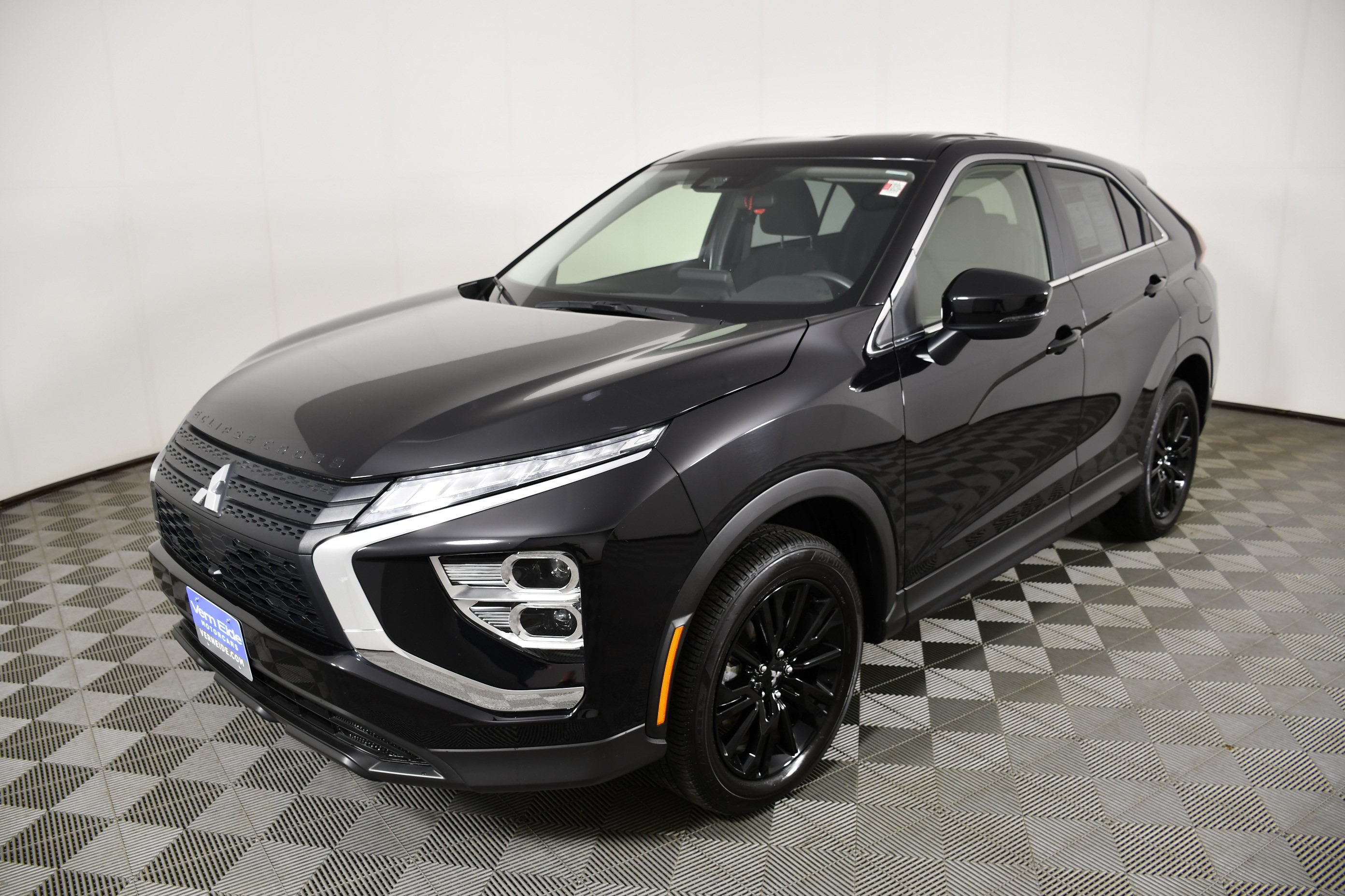 Certified Used 2025 Labrador Black Pearl Mitsubishi LE image 10