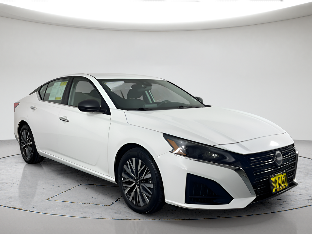 Used 2025 Glacier White Nissan 2.5 SV image 3