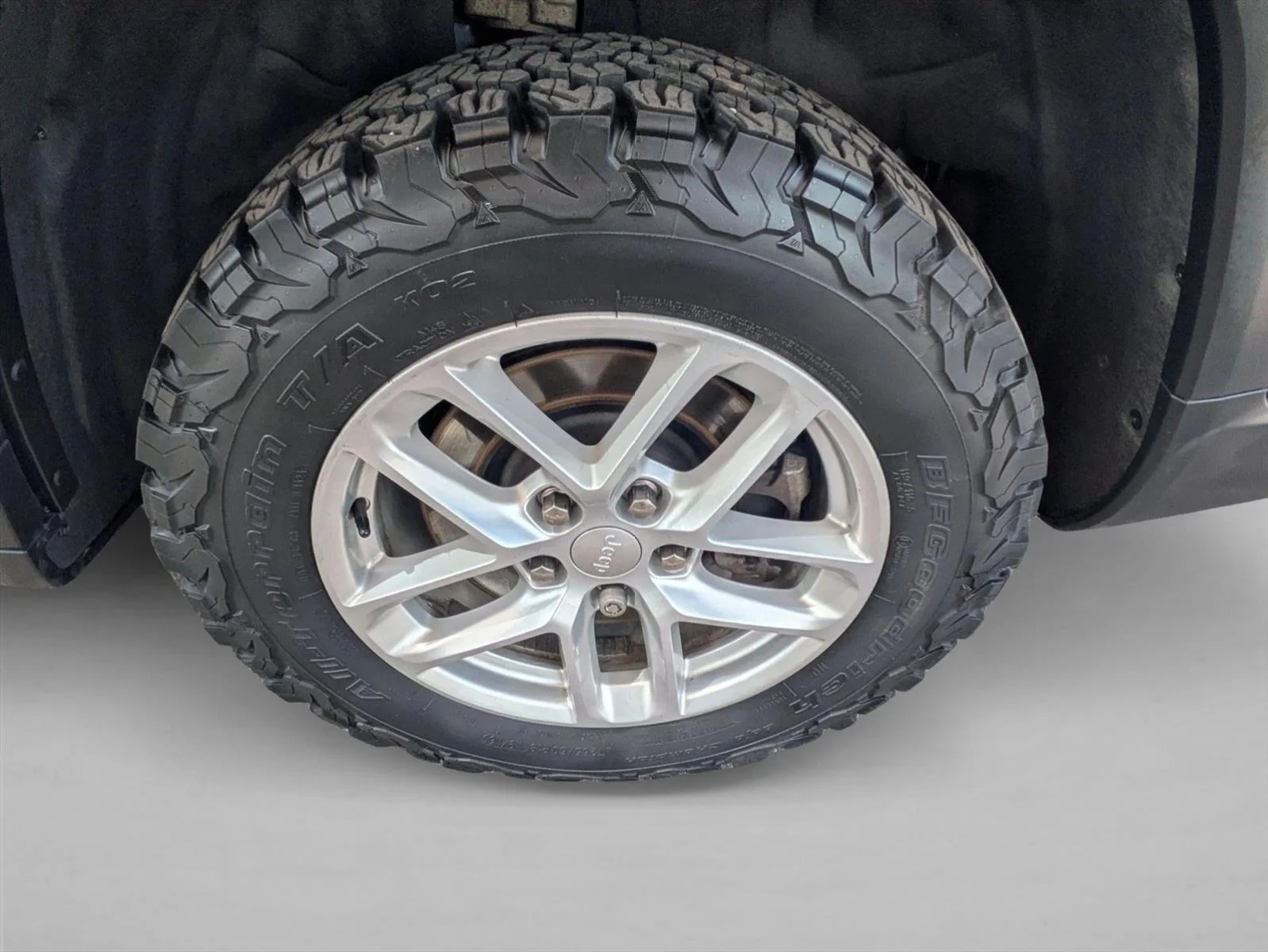 Used 2023 Baltic Gray Metallic Clearcoat Jeep Laredo image 9