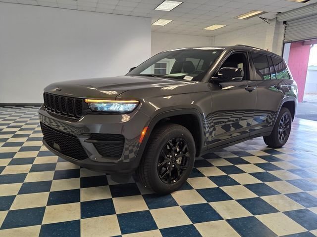 Used 2024 Gray Jeep Altitude image 3