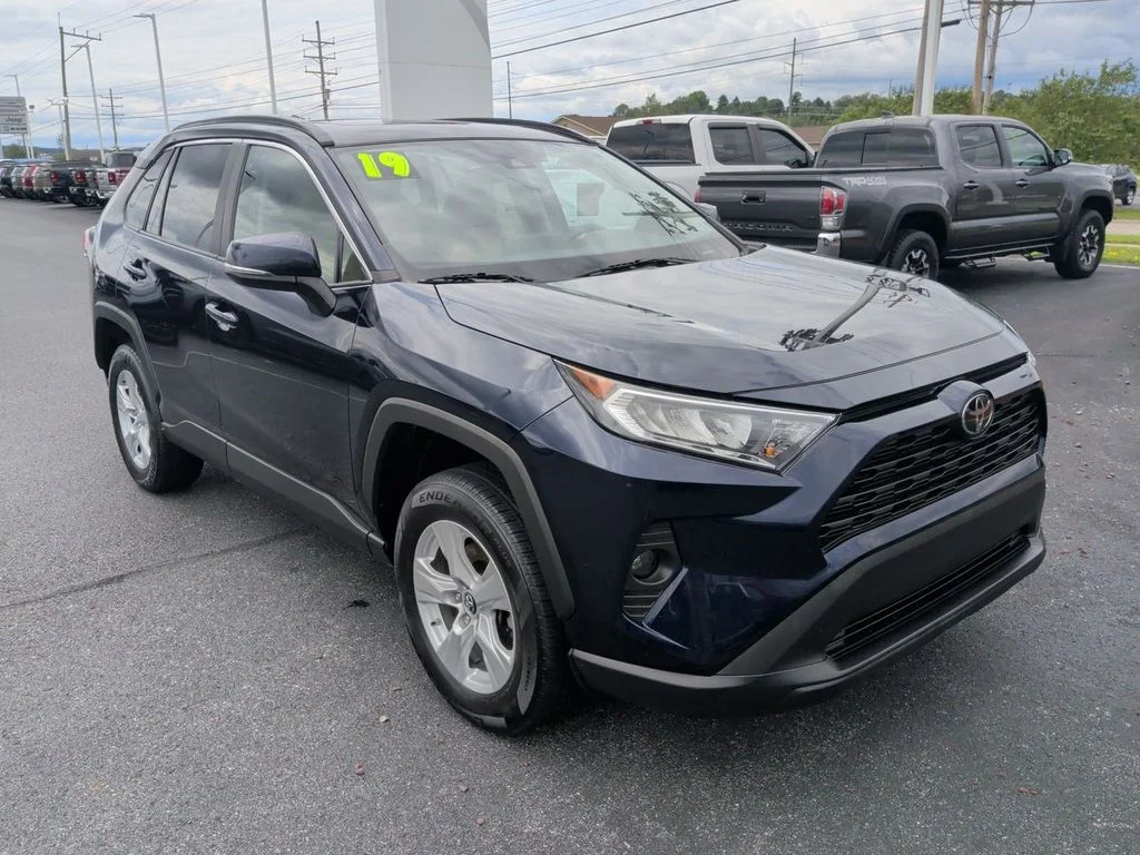 Used 2019  Toyota XLE image 1