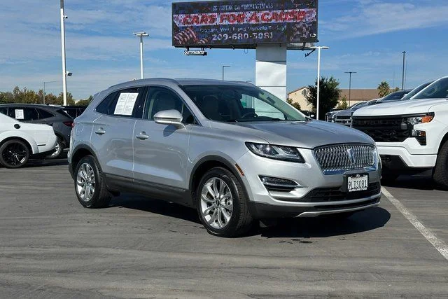Used 2019 Silver Lincoln Select image 1