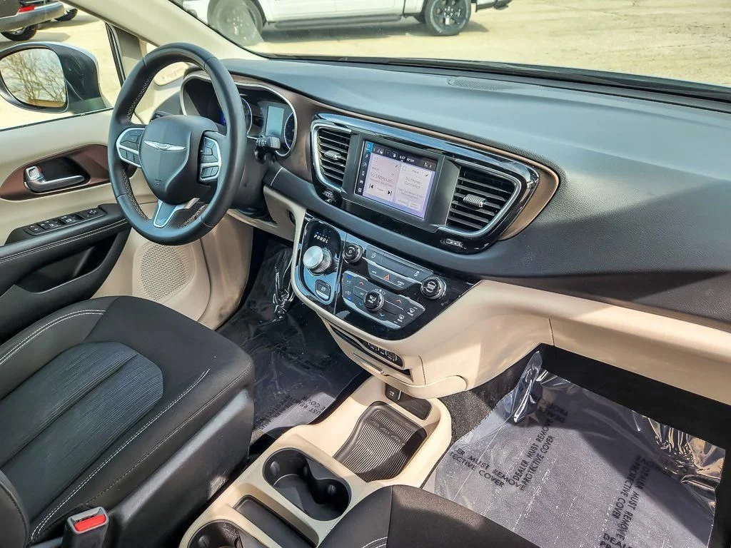 Used 2023 Silver Chrysler LX image 22