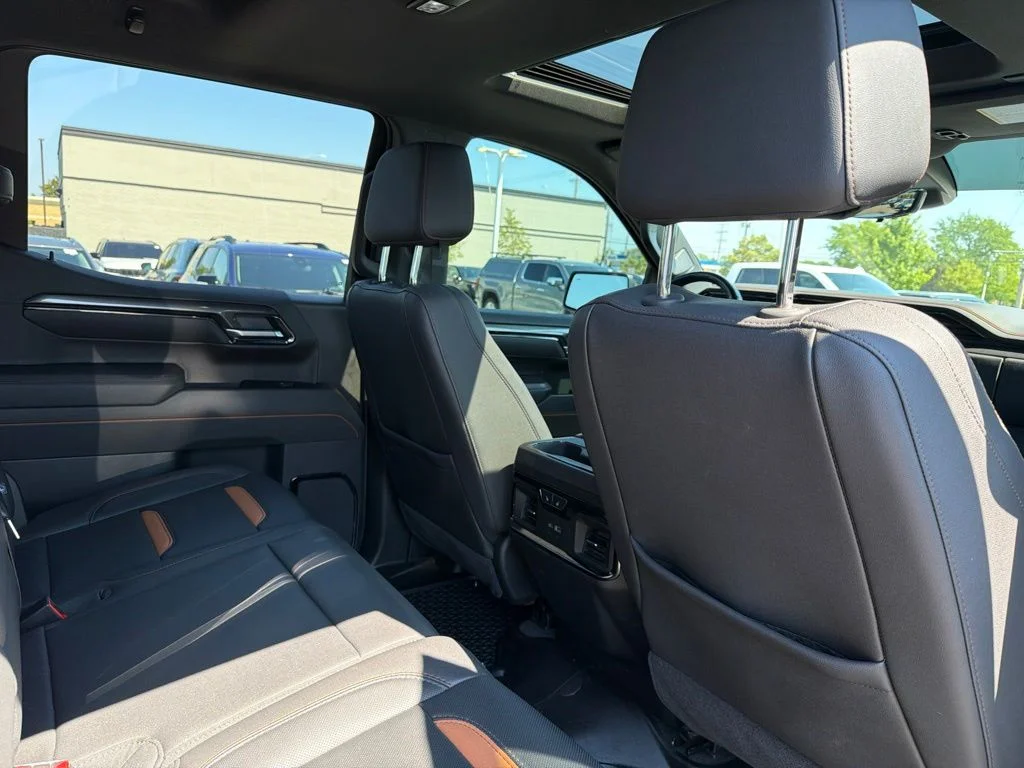 Used 2025 White GMC AT4 image 21