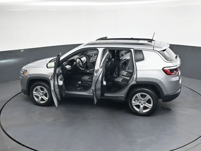 Used 2023 Silver Jeep Latitude image 39