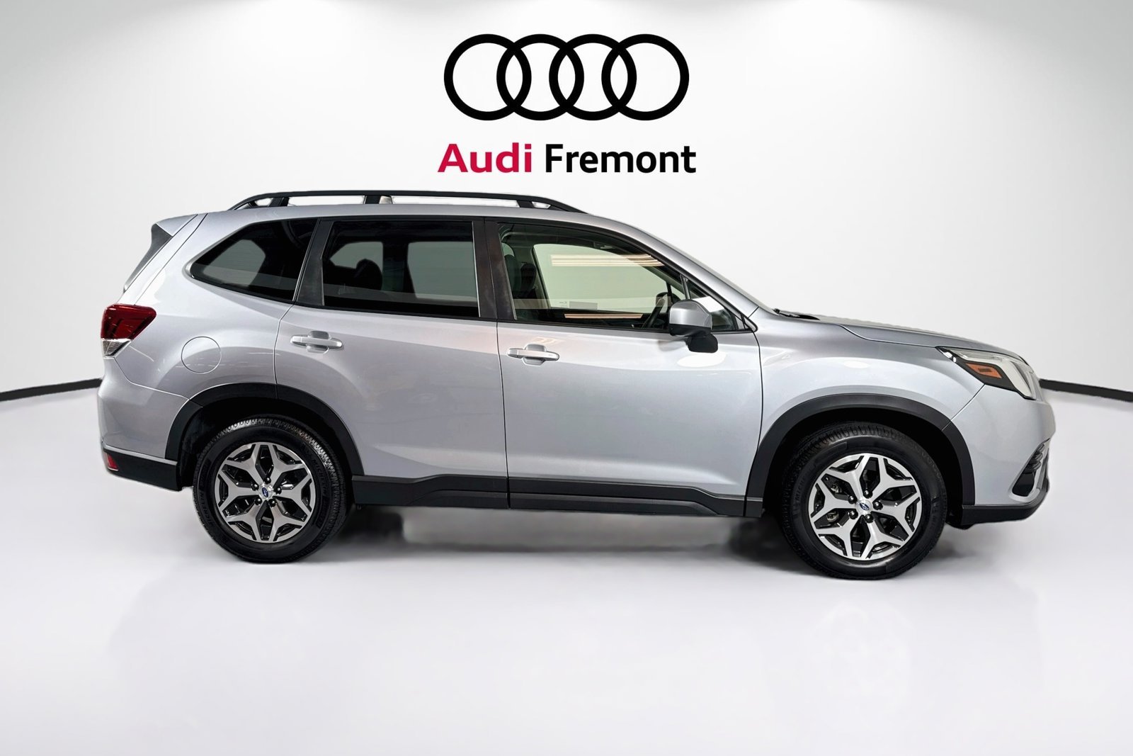 Used 2022 Ice Silver Metallic Subaru Premium image 4