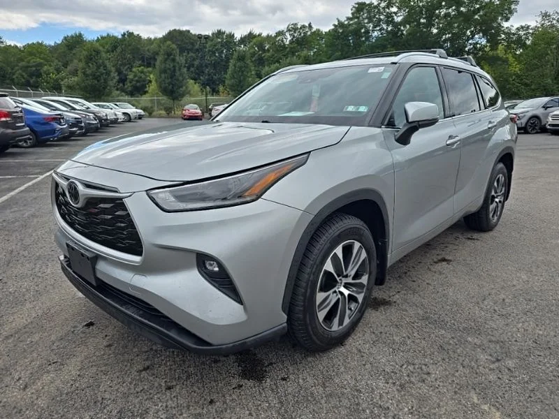 Used 2021 Silver Toyota XLE image 8