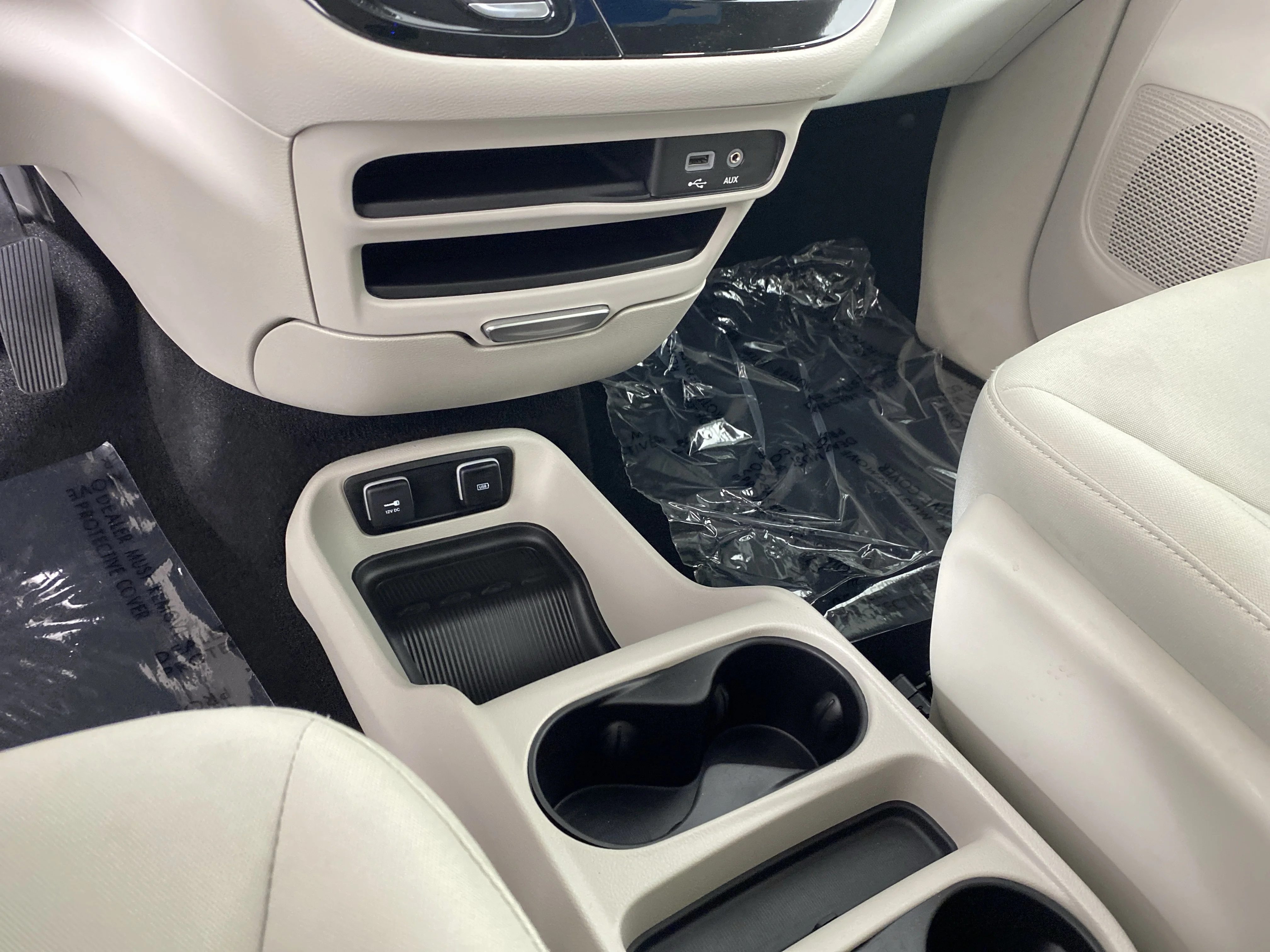 Used 2018 Bright White Clearcoat Chrysler Hybrid Touring Plus image 28