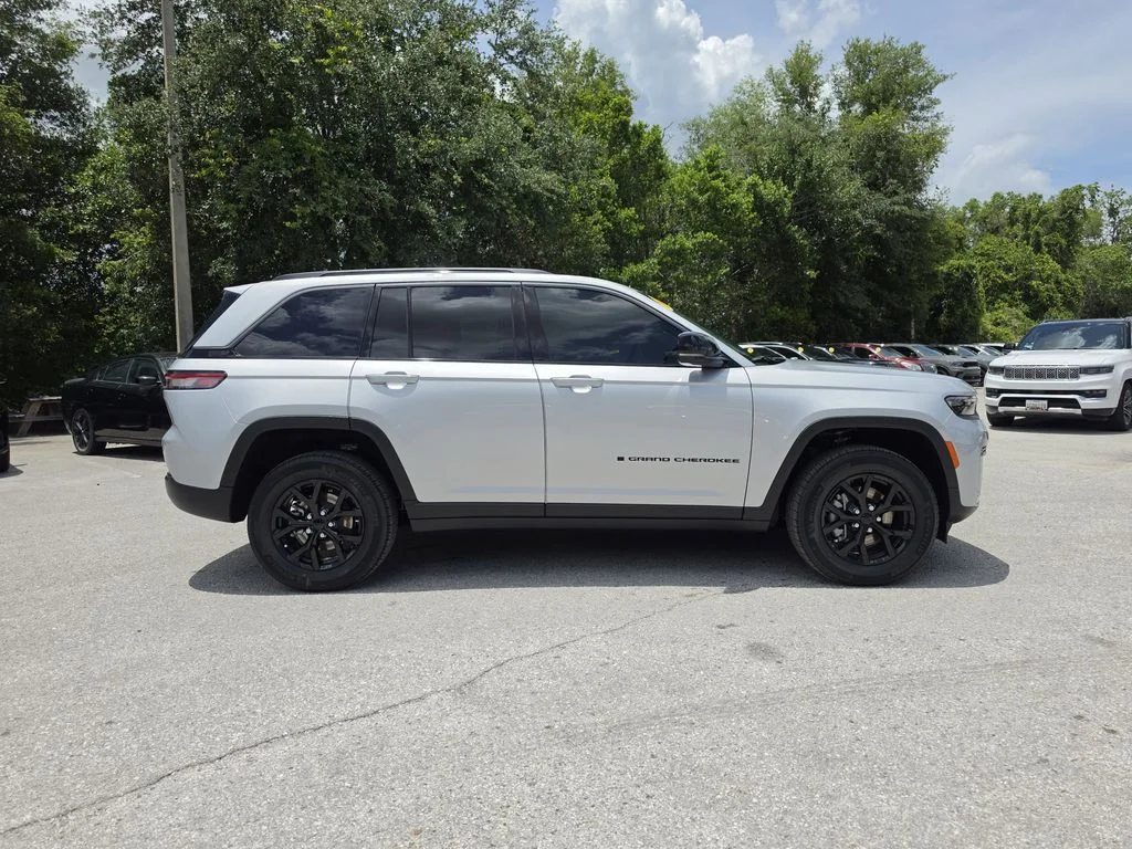 New 2026 Silver Zynith Exterior Paint Jeep Altitude image 3