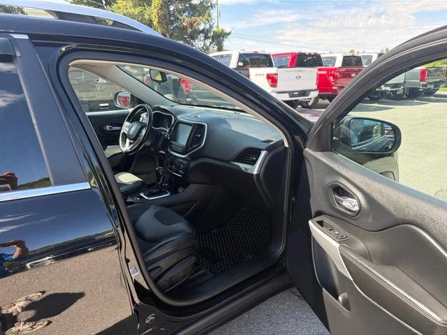 Used 2018 Diamond Black Jeep Latitude Plus image 31