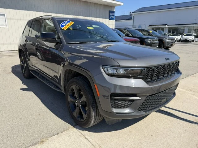 Used 2025 Baltic Gray Metallic Clearcoat Jeep Altitude X image 4