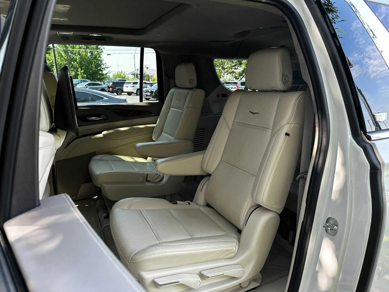 Used 2023 Crystal White Tricoat Cadillac Premium Luxury Platinum image 25